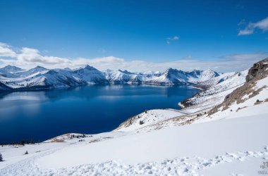 Dağlardaki güzel göl manzarası