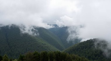 Dağları ve bulutları olan güzel bir manzara