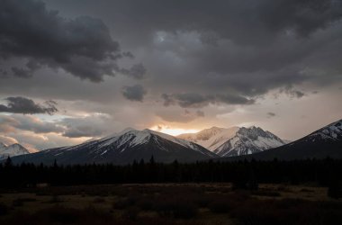 Dağın üstünde güzel bir gün batımı