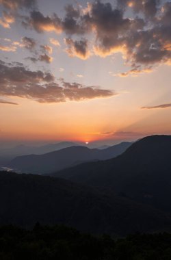 dağlarda şaşırtıcı gündoğumu.