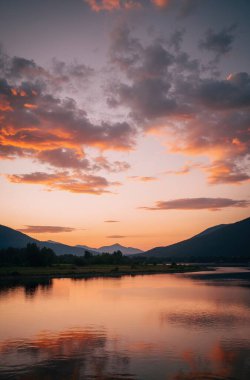 Gölün üzerinde gün batımı