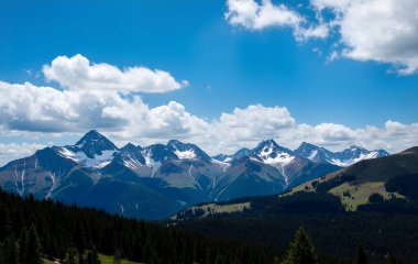 Mavi gökyüzü ve bulutlu dağ manzarası