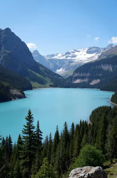 Dağlardaki güzel göl