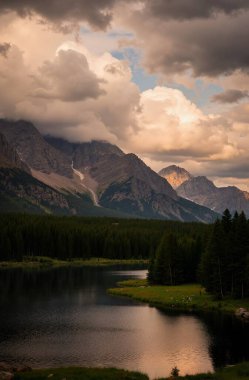 Gölün üzerinde gün batımı