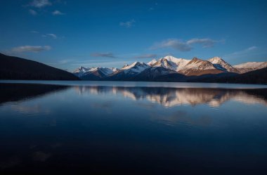 Göl ve dağlarla dolu güzel bir manzara.
