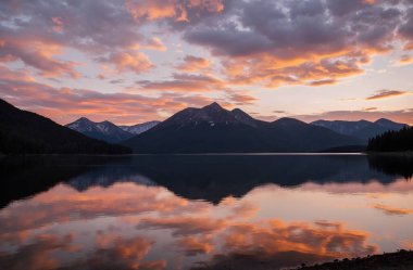 Gölün üzerinde güzel bir gün batımı