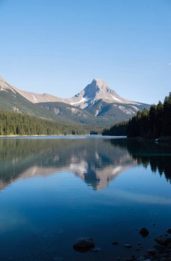 Dağlardaki güzel göl