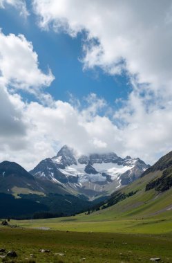 Dağları ve bulutları olan güzel bir manzara