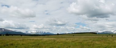Dağlarda dağları olan güzel bir manzara.