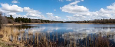 Göl ve mavi gökyüzü güzel görünümü