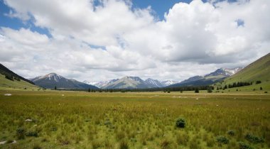 Dağları ve bulutları olan güzel bir manzara