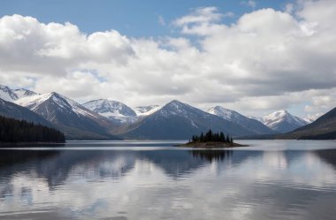 Dağlardaki güzel göl