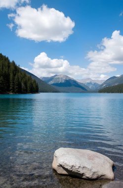 Dağlardaki güzel göl