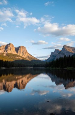 Dağlarda gölü olan güzel bir manzara.