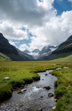 Nehir ve dağlarla dolu güzel bir manzara