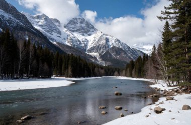 Dağlarda nehir olan kış manzarası