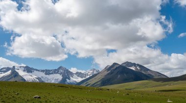 Dağları ve bulutları olan güzel bir manzara