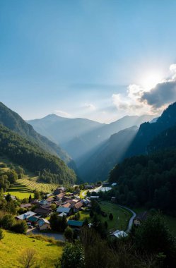Arkasında bir dağ olan güzel bir manzara.