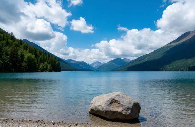 Göl ve dağlarla dolu güzel bir manzara.