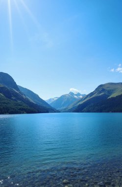 Dağları ve gölü olan güzel bir manzara.