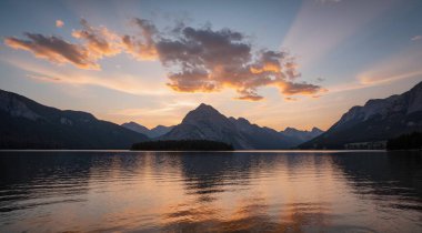 Gölün üzerinde güzel bir gün batımı