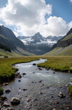 Dağlarda güzel bir şelale.