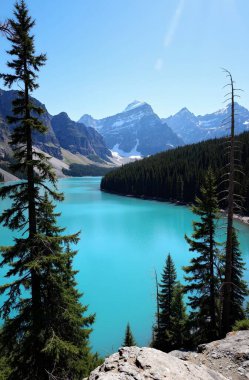 Dağlarda göl, doğa, seyahat