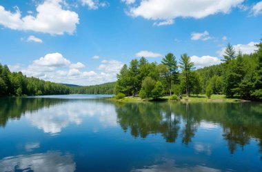 Dağlardaki güzel göl.