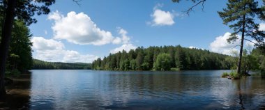 Dağlarda gölü olan güzel bir manzara.