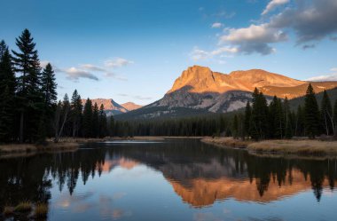 Dağlarda güzel gün batımı.