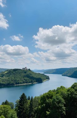 Dağlardaki güzel göl