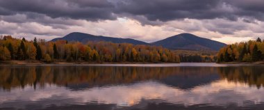 Dağlarda sonbahar manzarası