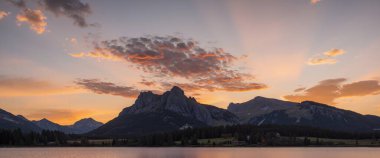 sunset at the tetons of lake tetons