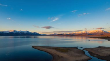 Dağlardaki gölün güzel manzarası