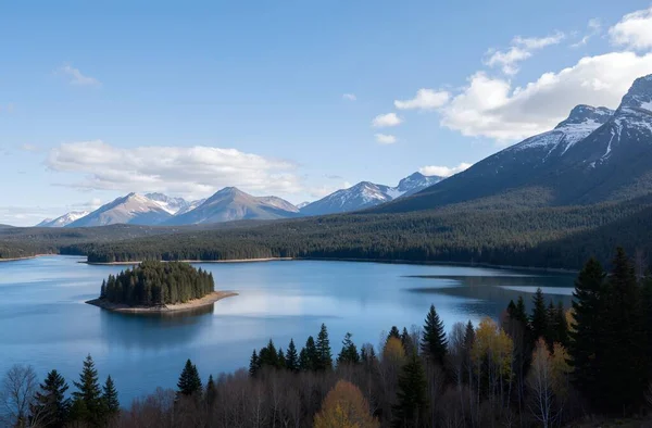 Dağlardaki güzel göl manzarası