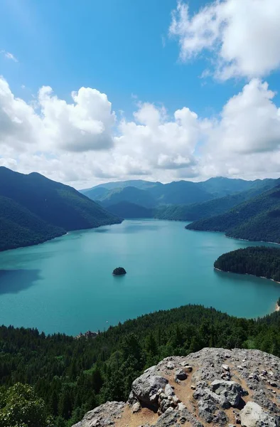 Gölün güzel manzarası