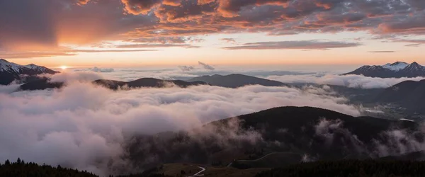 Dağlarda güzel bir gün batımı