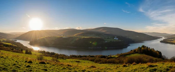 Nehir ve dağlarla dolu güzel bir manzara