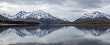 Dağları ve bulutları olan güzel bir manzara