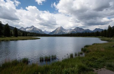 Dağlardaki güzel göl