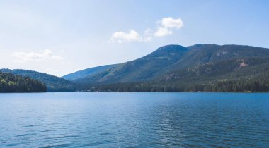 Dağları ve gölü olan güzel bir manzara.