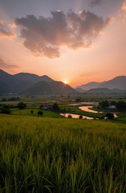 Dağlarda güzel bir gün batımı