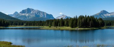 Dağlarda bir göl manzarası