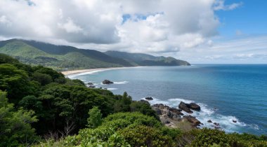 Güzel deniz manzarası ve kumsal.