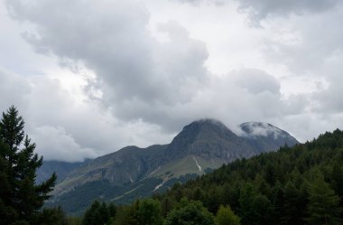 Bulutlu dağ manzarası