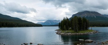 Dağlardaki gölün güzel manzarası