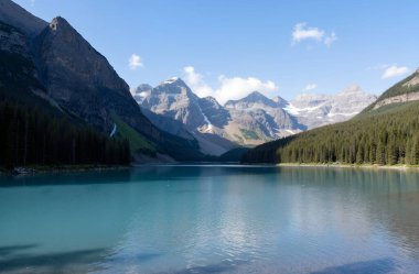 Dağlardaki güzel göl manzarası