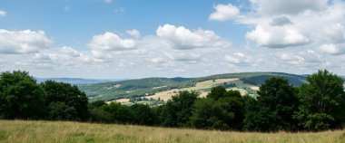 Dağ sırası olan güzel bir manzara.