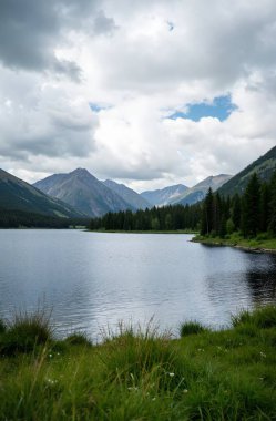 Güzel göl manzarası
