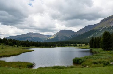 Dağlardaki güzel göl